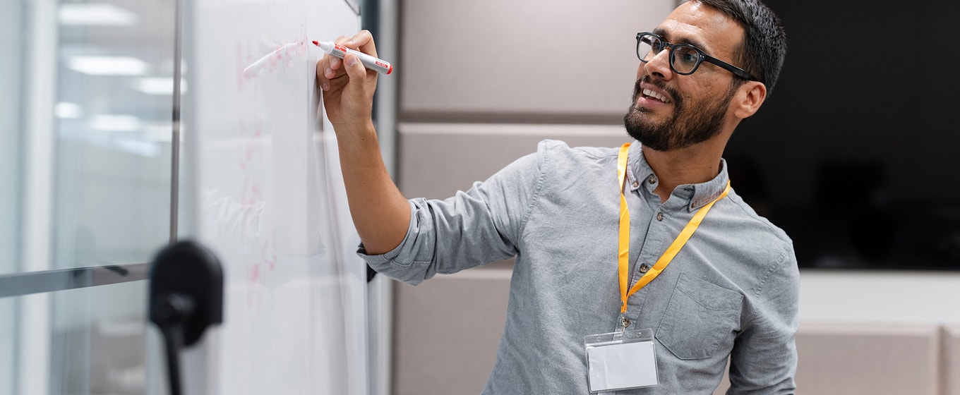 Leadership in SMEs: Balancing Vision and Action - Fleximize